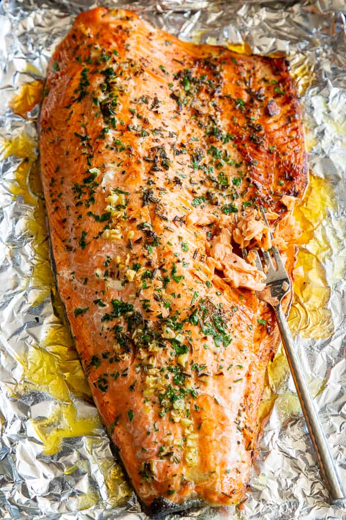 "Thyme and Garlic Roasted Salmon: A Healthy and Flavorful Recipe"